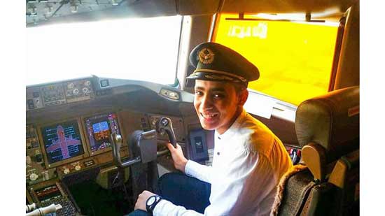 مصر للطيران تستقبل الطالب عبد الرحمن منفذ نماذج الطائرات