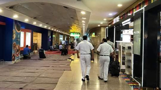 تداول صورة لتحويل أروقة مطار القاهرة لساحات صلاة