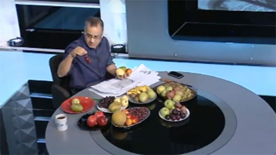 فيديو.. القرموطي يتناول الفاكهة ويستعرض أسعارها بعد حملة «خليها تحمض»