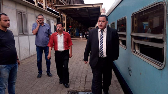 رئيس هيئة السكة الحديد خلال تفقده محطة القاهرة