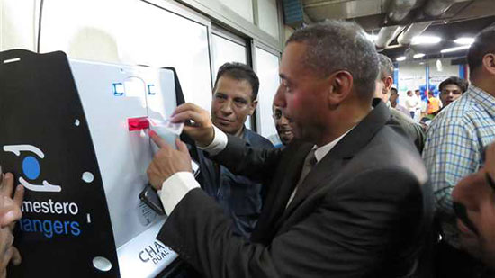 تشغيل ماكينة صراف آلي لتوفير «الفكة» بمحطة مترو الشهداء (صور)