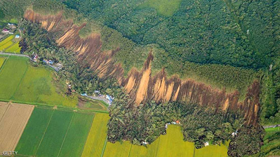 صورة تظهر انهيارات أرضية بسلسلة تلال أتسومي الريفية