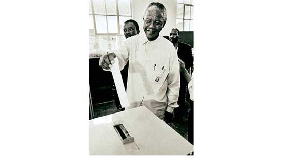 فى مثل هذا اليوم.. الزعيم الأفريقي نيلسون مانديلا يصبح أول رئيس أفريقي لجمهورية جنوب أفريقيا