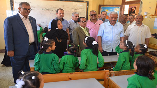 بالصور.. محافظ السويس يواصل متابعة العملية التعليمية بالمدارس