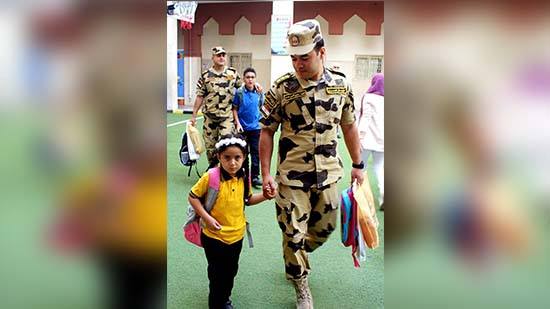 ضباط بالقوات المسلحة يصطحبون أبناء الشهداء في الأسبوع الأول للدراسة
