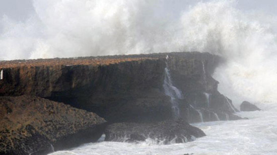 رويترز: موجات مد بحري تضرب سواحل إندونيسيا
