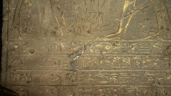 بالصور.. اكتشاف لوحتين من الحجر الرملي بمعبد كوم أمبو بأسوان
