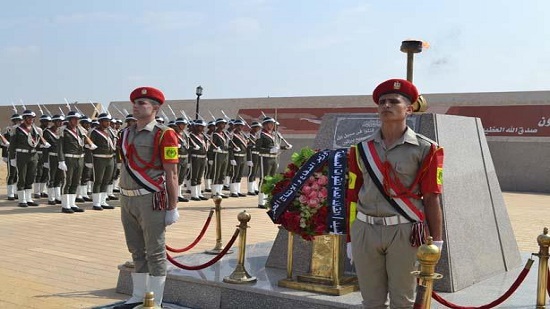 قادة الجيوش والمناطق العسكرية يضعون أكاليل الزهور على النصب التذكارية
