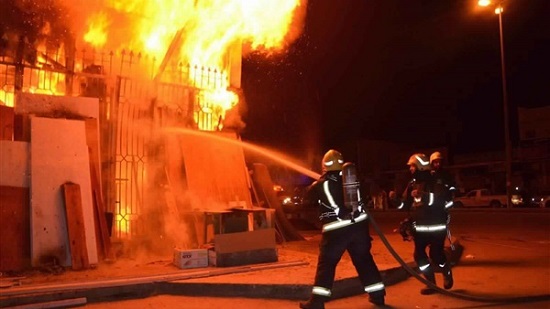 الحماية المدنية تسيطر على حريق مخزن حى الهرم بدون إصابات
