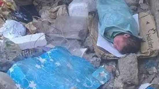 العثور على طفلة حديثة الولادة ملقاة وسط أكوام القمامة بالأقصر
