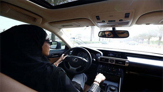 سهيلة  أول امرأة سعودية تعمل سائقة أجرة