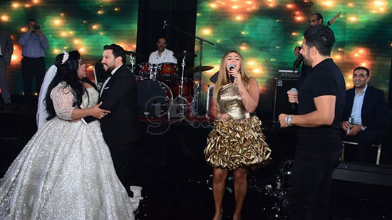 حماقي ودنيا سمير غانم يغنيان دويتو «لهفة» في حفل زفاف شيماء سيف (فيديو)