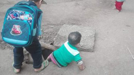 بالوعات الصرف الصحي تهدد أطفال  كمشيش 