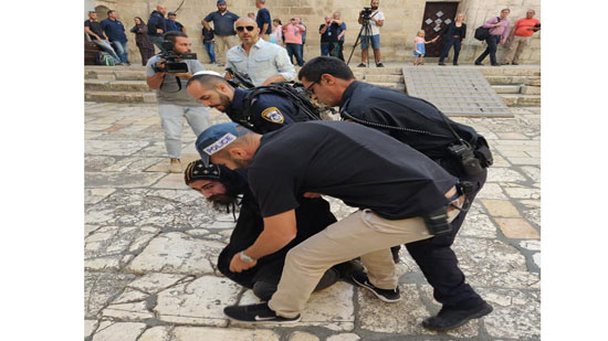  كريم كمال: تعدي قوات الأمن الإسرائيلية بالضرب على الرهبان الأقباط جريمة
