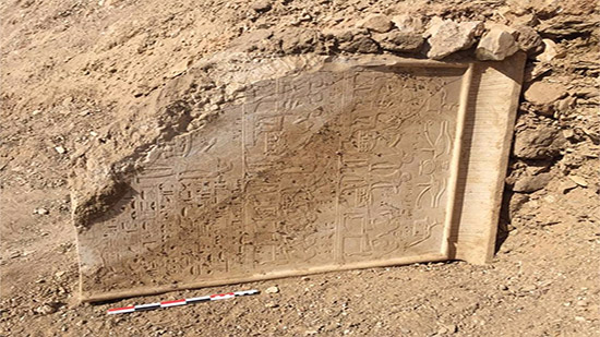 بعثة فرنسية مصرية تتمكن من اكتشاف حجر رملي وتابوت بالقرب من مقبرة تعود للأسرة الـ 18