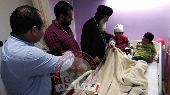 الانبا مكاريوس يتفقد أبنائة المصابين بمستشفي الشيخ زايد