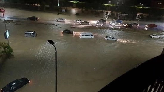  بالفيديو - الكويت تستعين بالقوارب المطاطية لمواجهة السيول 
