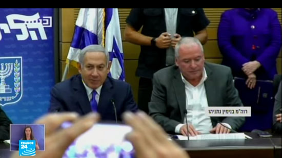  وزير التعليم الإسرائيلي ينقذ بنيامين نتنياهو بعد بقاءه في الحكومة 