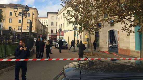 عناصر الشرطة قرب فرع بنك LCL في مدينة أليس جنوبي فرنسا