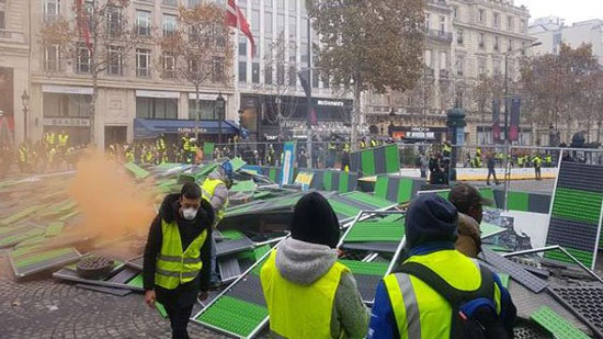  بالفيديو – الشرطة الفرنسية تطلق الغاز المسيل لتفريق متظاهري السترات الصفراء 