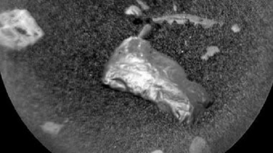 صور.. ناسا تكتشف جسما غريبا لامعا على المريخ.. تعرف عليه
