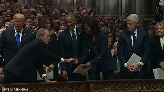 خلال جنازة والده.. بوش يكرر فعلته مع ميشيل أوباما