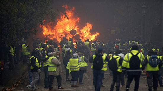 اعتقال المئات ومصادمات بالغاز.. التفاصيل الكاملة لتظاهرات الغضب في فرنسا
