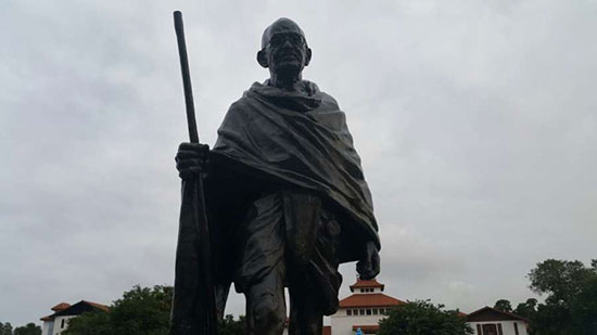 بعد اتهامه بالعنصرية .. تمثال غاندي يودع الحرم الجامعي في جامعة غانا  