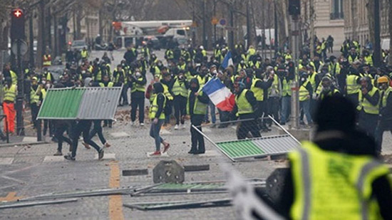  الشرطة الفرنسية تحاصر السترات الصفر اء بالغاز المسيل للدموع في قوس النصر