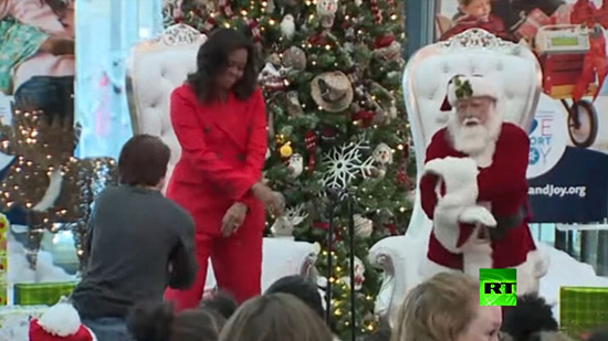فيديو.. رقصة نارية لميشال أوباما مع سانتا كلوز