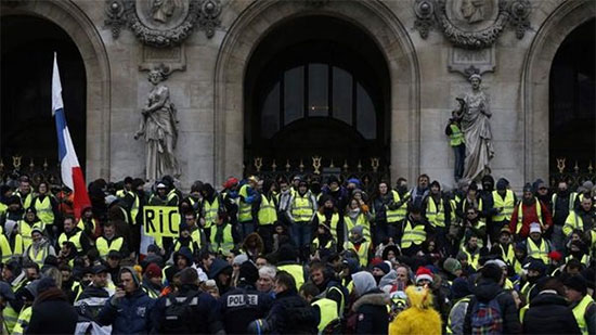 الداخلية الفرنسية تعلن أعداد المشاركين في احتجاجات السترات الصفراء