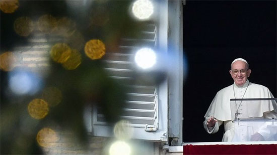البابا فرنسيس يطالب الجماعات الدولية بحسن معاملة اللاجئين 