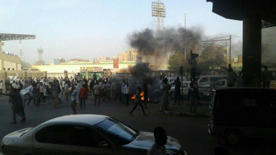  القصة الكاملة لانتفاضة السودان.. التظاهرات تنتزع السلطة من قبضة النظام والمخابرات: الموساد هو السبب