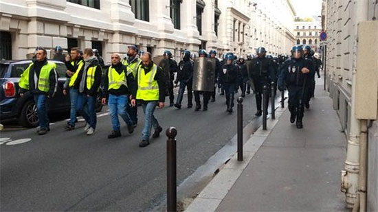 اعتقال عشرات من متظاهرى السترات الصفراء في باريس