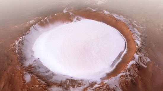  بالفيديو ..اكتشاف حفرة نيزكية مليئة بالثلج على سطح المريخ
