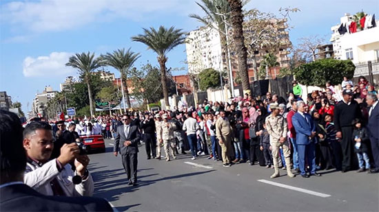 وزير التنمية المحلية ومحافظ بورسعيد يشهدان عرض عسكري بمناسبة عيد النصر