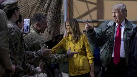 ترمب وميلانيا مع الجنود الأميركيين في قاعدة عين الأسد في غرب العراق