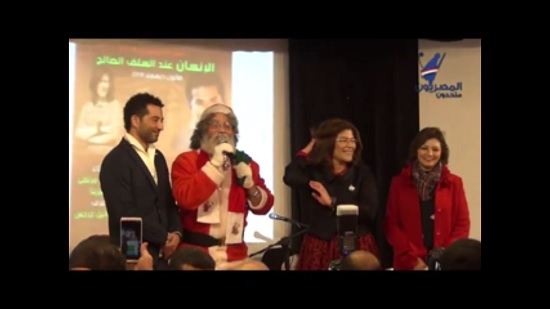  فاطمة ناعوت و الفنان عمرو سعد يحتفلان بالكريسماس مع بابا نويل
