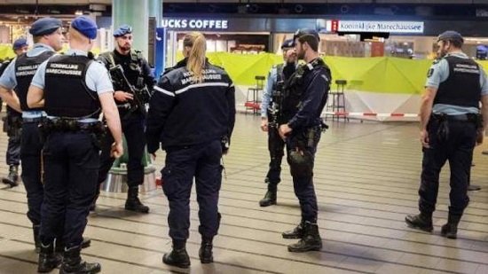 إخلاء صالة ركاب بمطار في أمستردام بعد إدعاء شخص بحمل قنبلة
