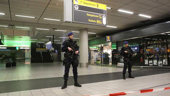  احتجاز رجل كندي في مطار بأمستردام بعد تهديد بوجود قنبلة