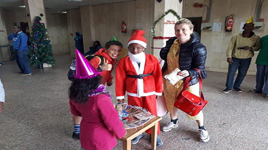 بالصور.. بابا نويل وشجرة الكريسماس وترحيب بالسائحين في مطار أبو سمبل 