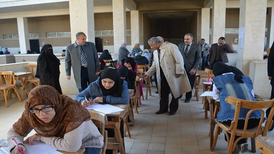  نائب رئيس جامعة الأزهر بأسيوط يتفقد سير الامتحانات بمختلف الكليات
