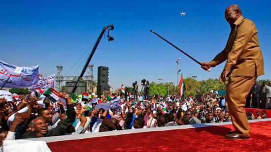 مظاهرات السودان: عمر البشير يصر على عدم ترك السلطة إلا بانتخابات نزيهة