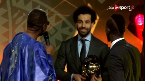  شاهد .. رقصة محمد صلاح بعد فوزه بجائزة أفضل لاعب في إفريقيا 
