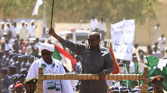  البشير وسط مؤيديه : أجندات خارجية تريد تدمير السودان وإذلالها 
