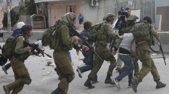  الجيش الإسرائيلي يعتقل 8 فتية وشابين 
