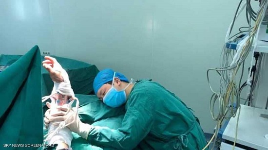 صورة مؤثرة جدا لطبيب نام في غرفة العمليات
