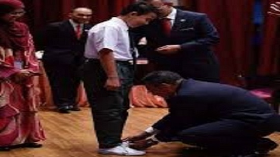 وزير الدفاع الماليزي يربط حذاء طالب