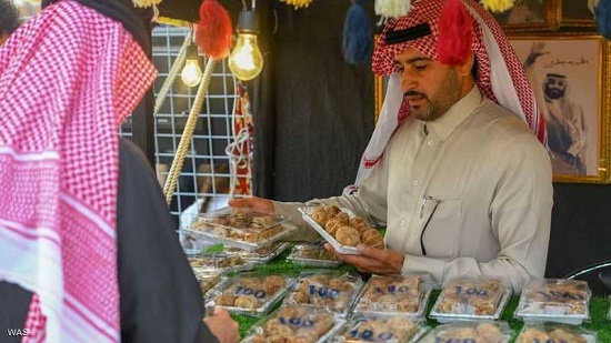 مواطن سعودي يعرض الفقع في إحدى المناسبات الوطنية