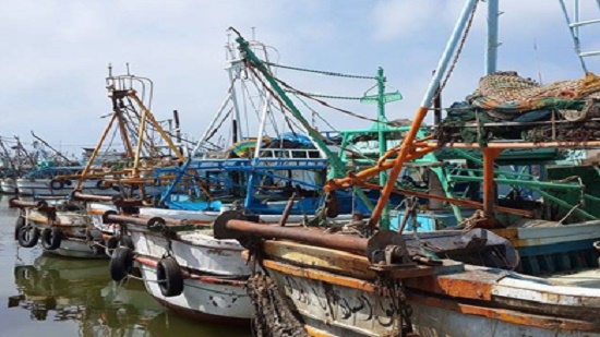 وقف حركة الصيد بكفر الشيخ ورسو المراكب بميناء الصيد فى البرلس لسوء الطقس
